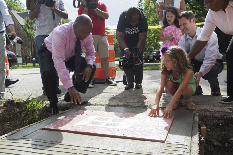 Mayor visits Heights second grader who asked him to fix her sidewalk